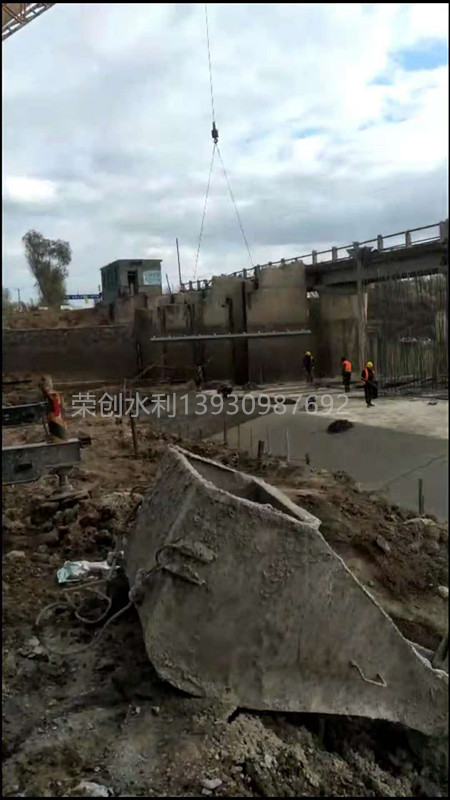 东北钢闸门埋件安装现场